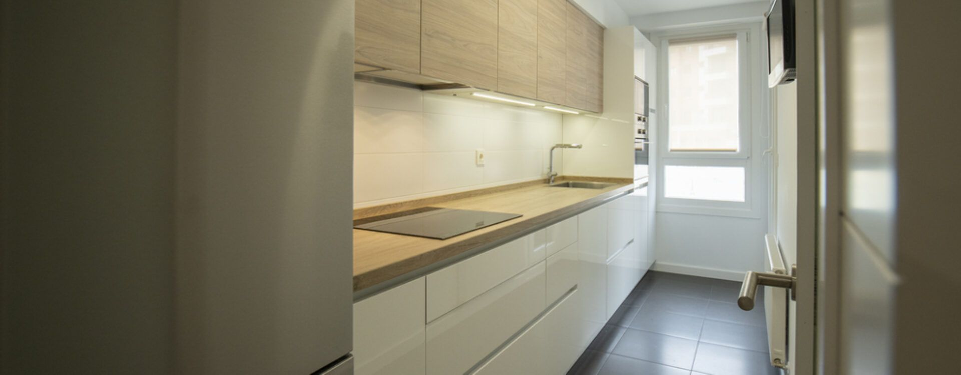 Cocina pequeña y estrecha Suarco