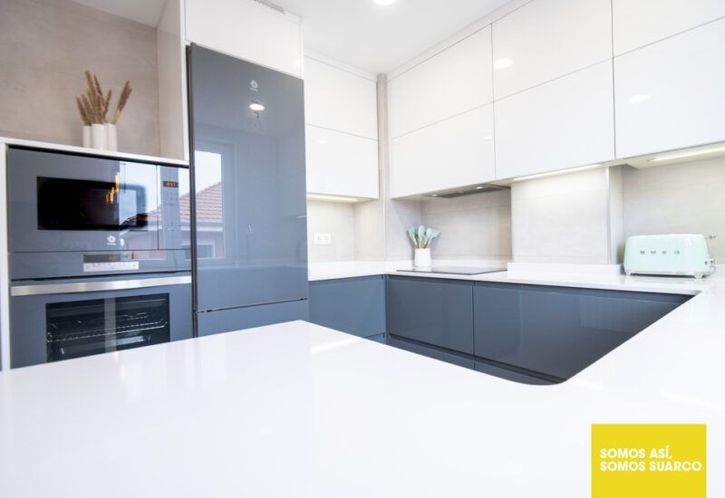 Cocina moderna en forma de U Suarco