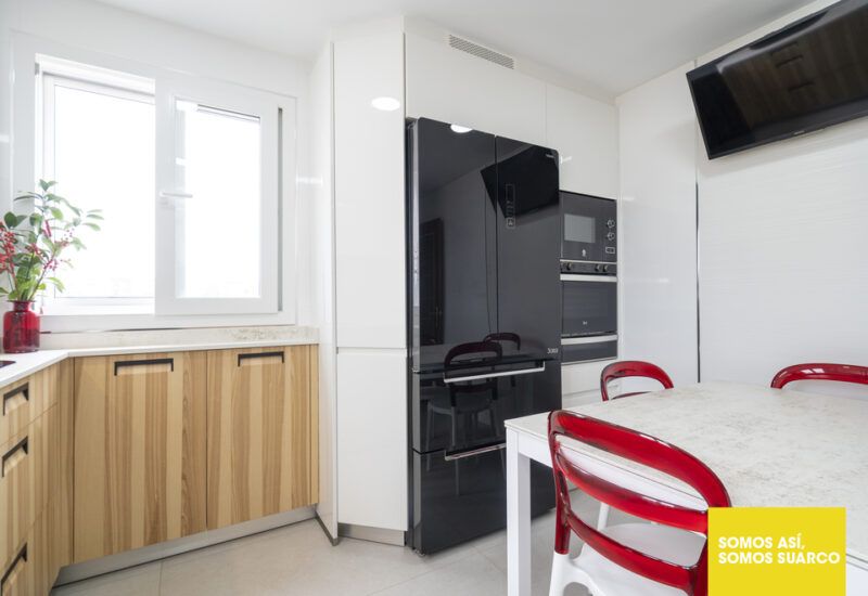 Cocina en Forma de L Blanca y Madera Suarco