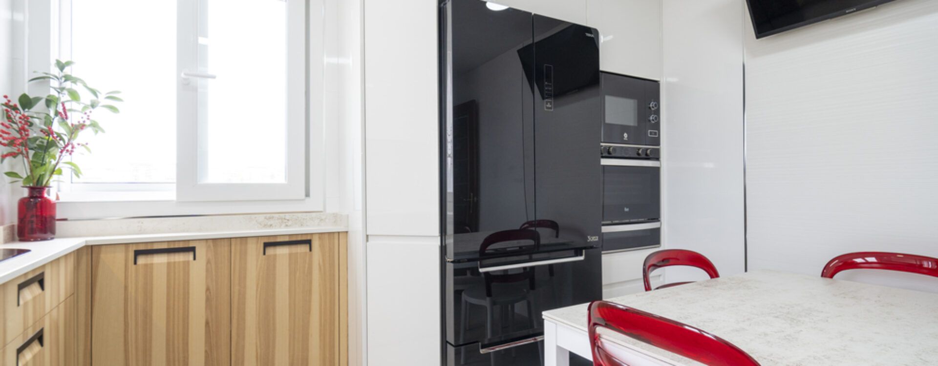 Cocina en Forma de L Blanca y Madera Suarco