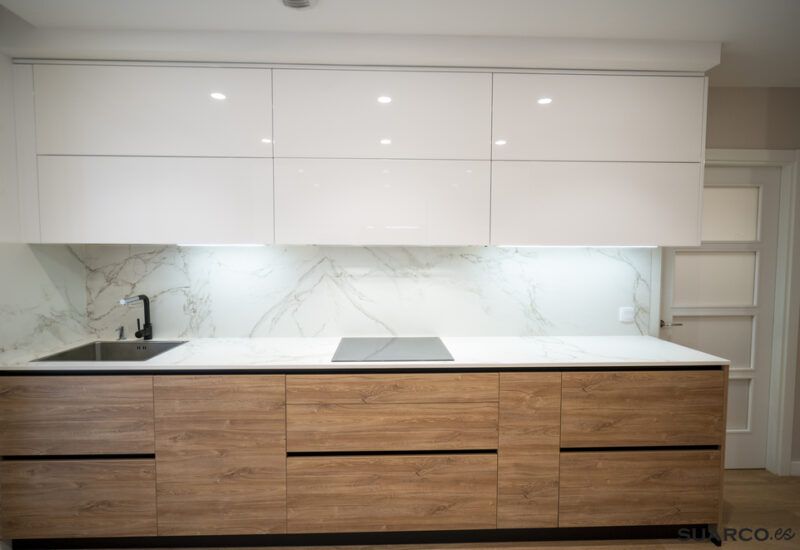 Cocina blanca y madera en dos frentes Suarco