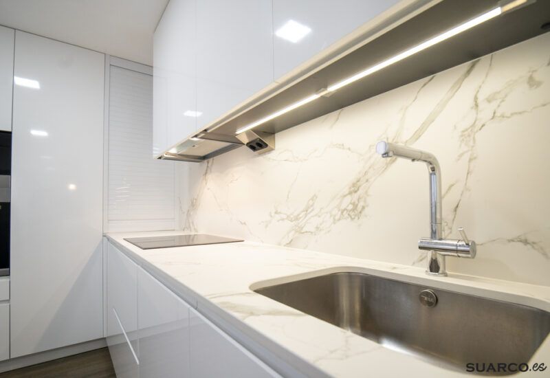 Cocina blanca en forma de U abierta al salón_ Cocinas Suarco