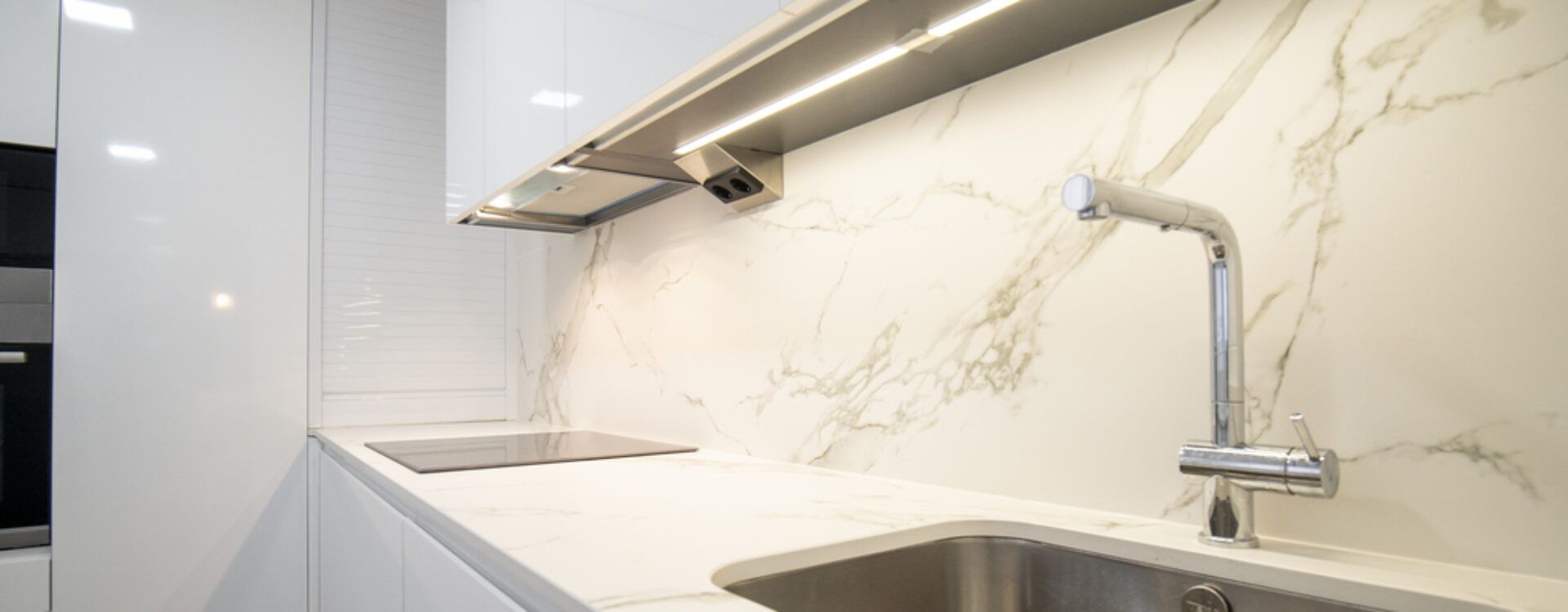 Cocina blanca en forma de U abierta al salón_ Cocinas Suarco