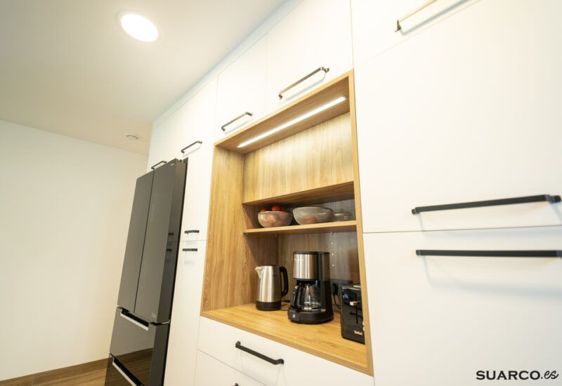 Cocina abierta al salón con isla. Cocinas Suarco