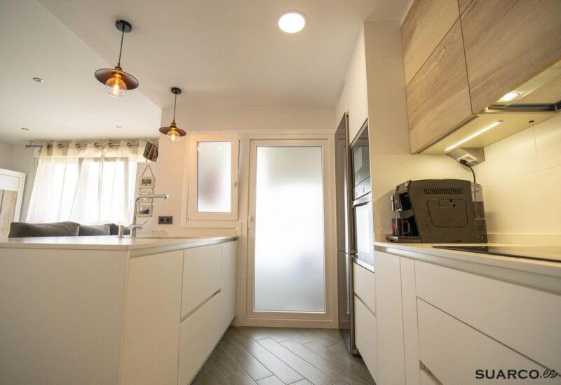 Cocina estilo nórdico abierta al salón. Cocinas Suarco