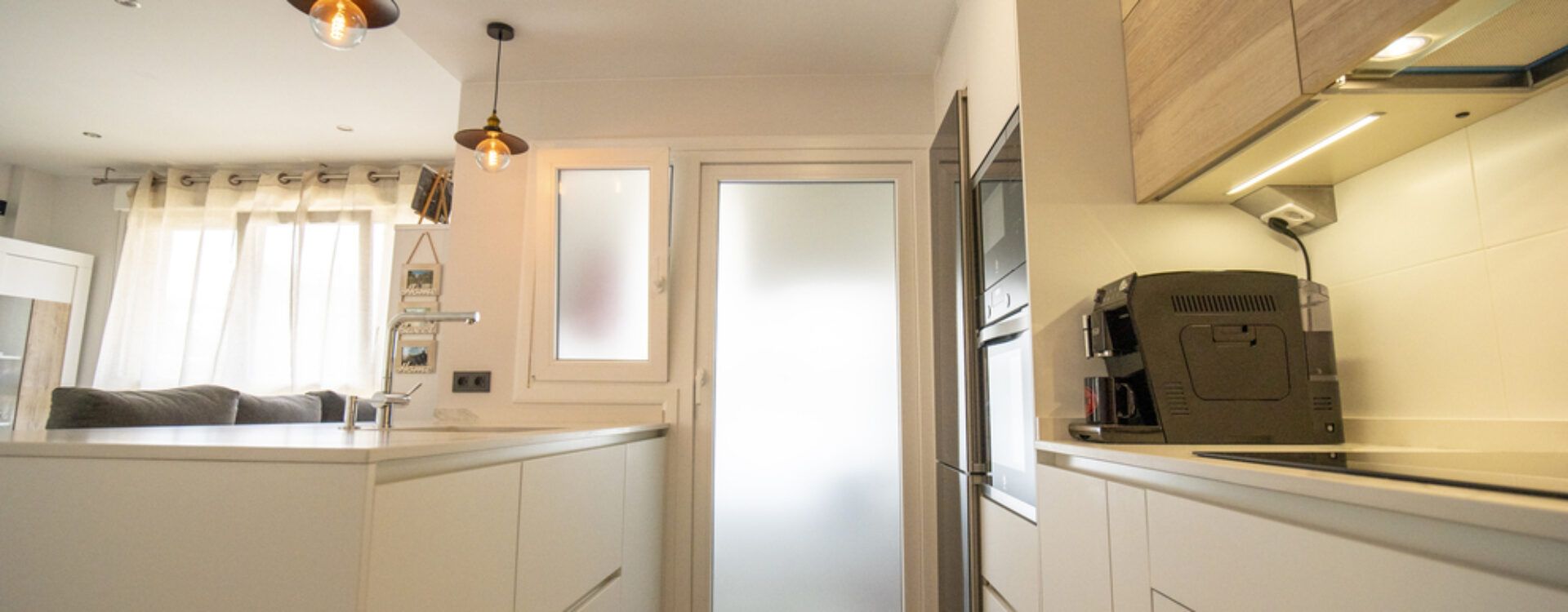 Cocina estilo nórdico abierta al salón. Cocinas Suarco