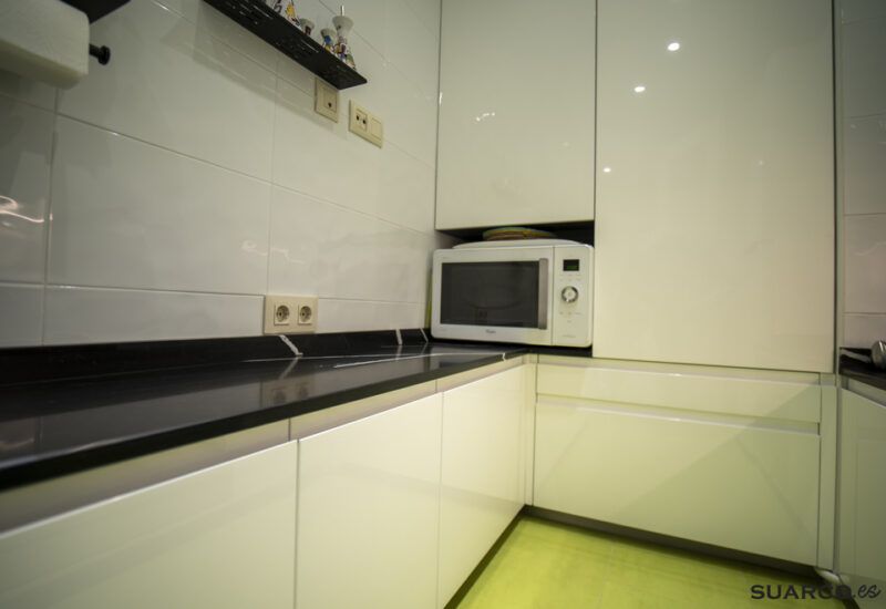 Cocina pequeña blanca. Cocinas Suarco