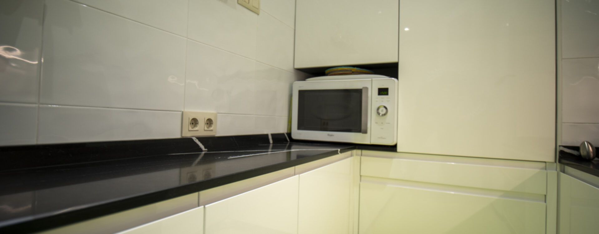 Cocina pequeña blanca. Cocinas Suarco