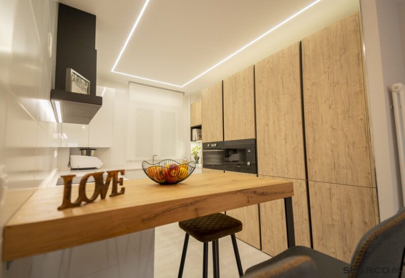 Cocina pequeña en forma de U. Cocinas Suarco