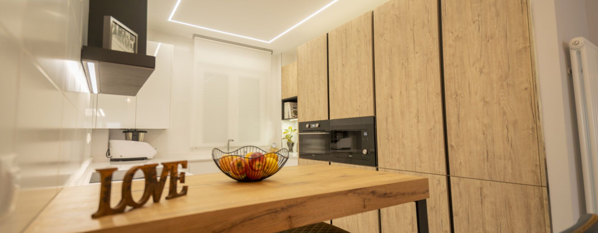 Cocina pequeña en forma de U. Cocinas Suarco