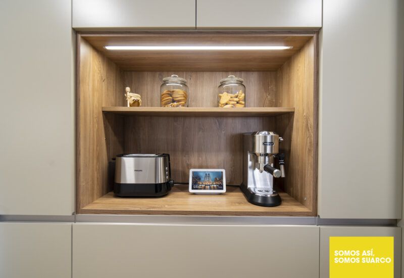 cocina blanca y madera abierta al salón suarco