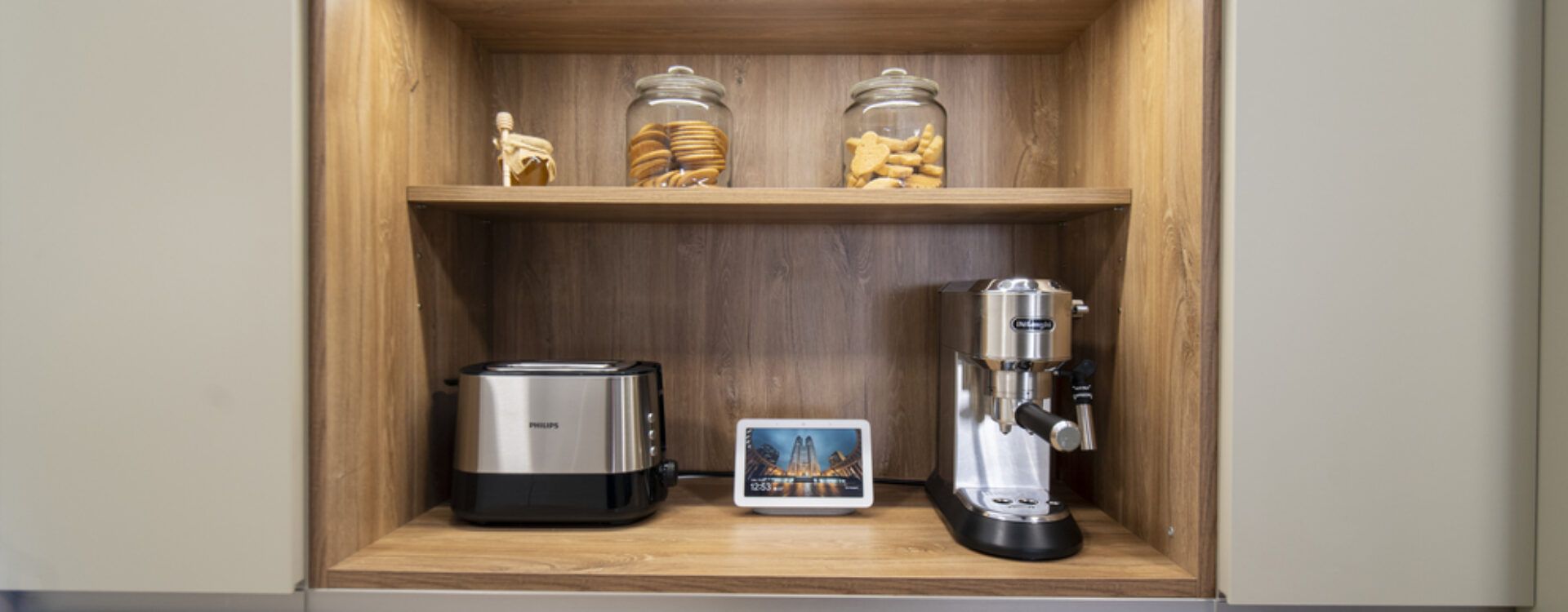 cocina blanca y madera abierta al salón suarco