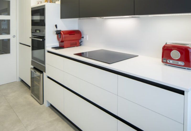 Cocina blanca y negra en dos frentes Suarco