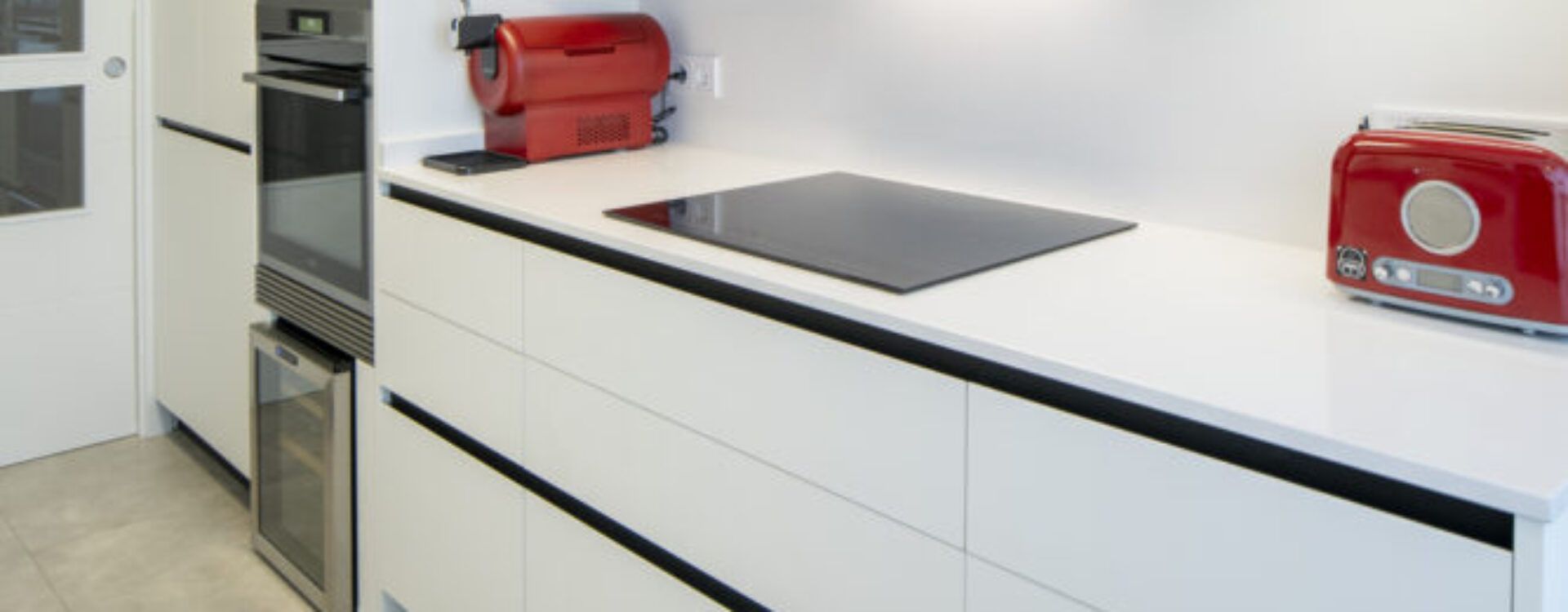 Cocina blanca y negra en dos frentes Suarco