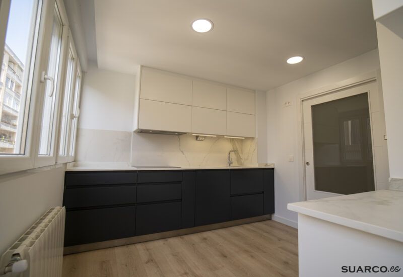 Cocina en dos frentes. Cocinas Suarco
