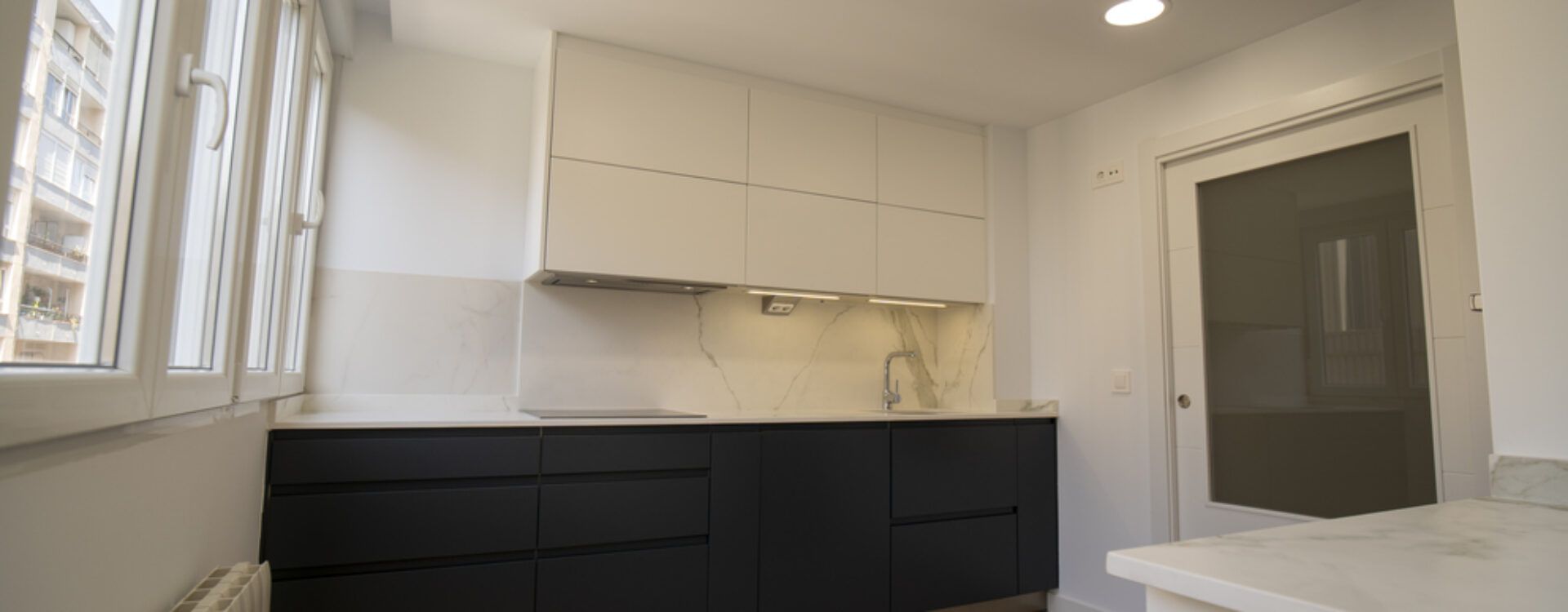 Cocina en dos frentes. Cocinas Suarco