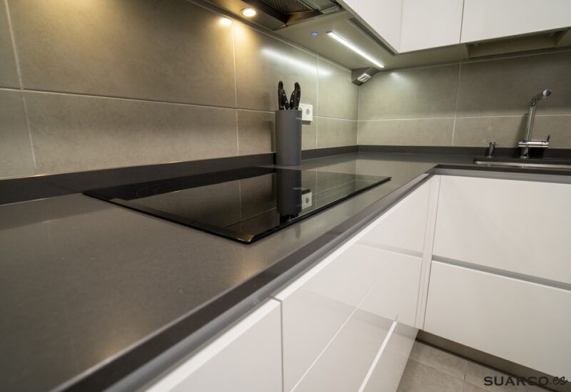 Cocina integrada al salón con isla Suarco