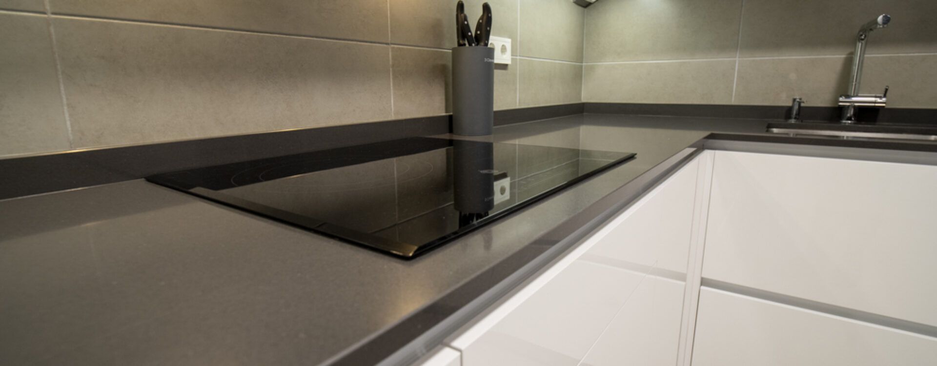 Cocina integrada al salón con isla Suarco