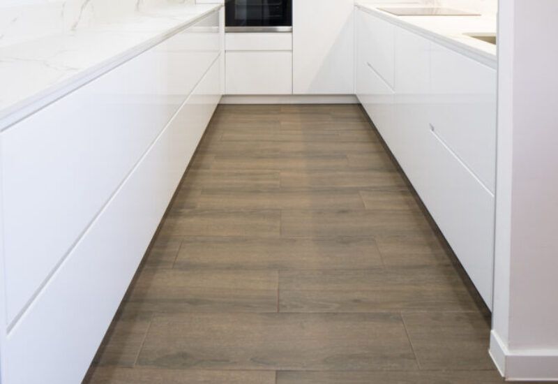 Cocina blanca en forma de U abierta al salón_ Cocinas Suarco