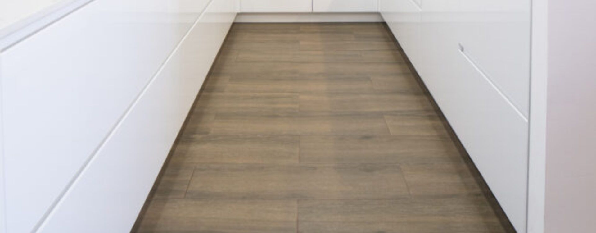 Cocina blanca en forma de U abierta al salón_ Cocinas Suarco
