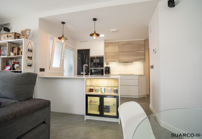 Cocina estilo nórdico abierta al salón. Cocinas Suarco