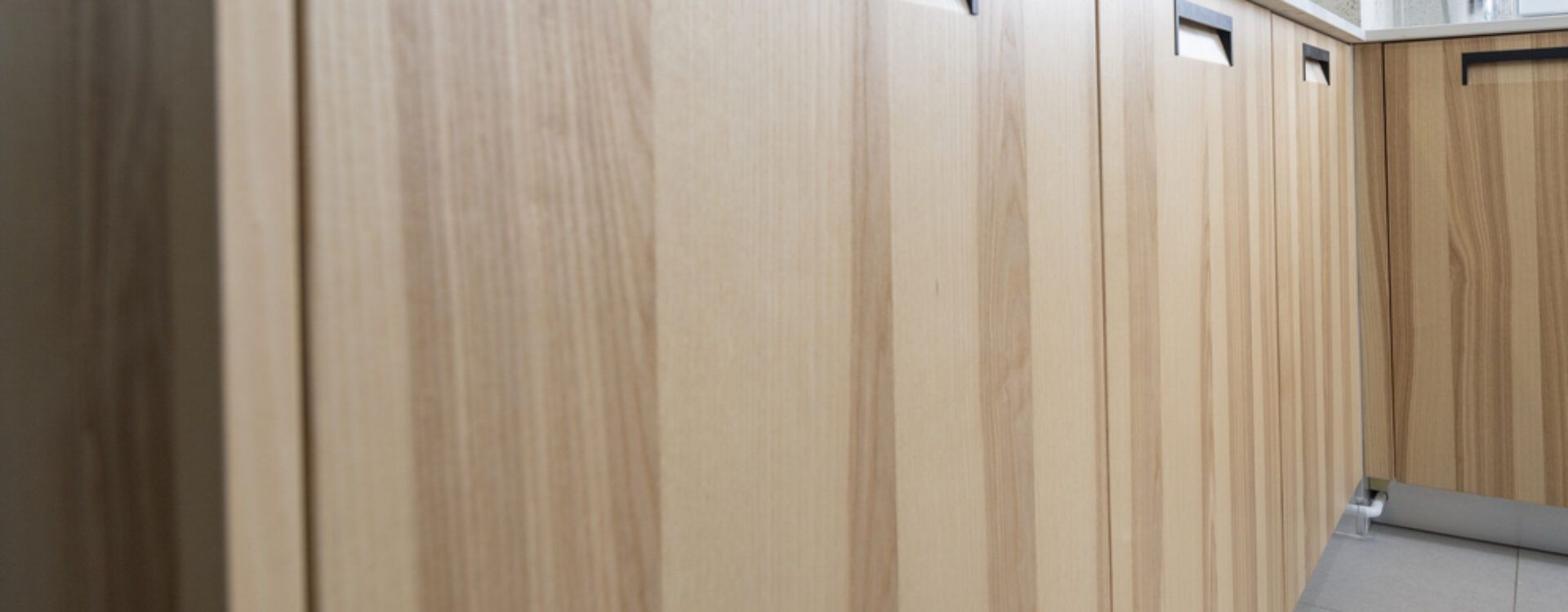 Cocina en Forma de L Blanca y Madera Suarco