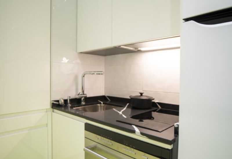 Cocina pequeña blanca. Cocinas Suarco