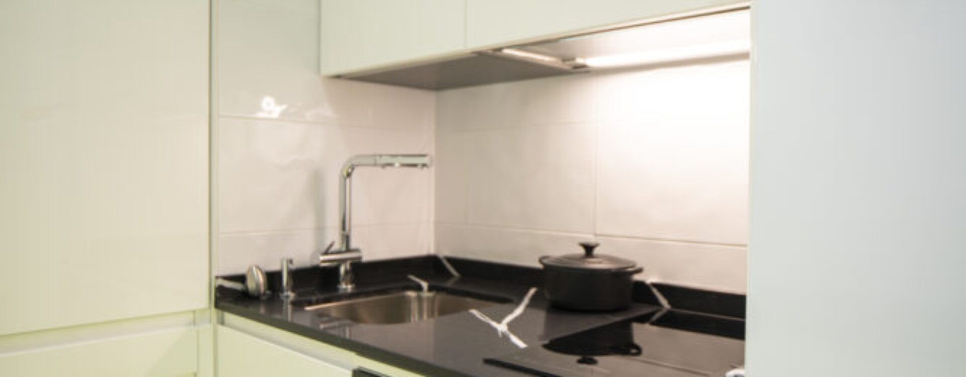 Cocina pequeña blanca. Cocinas Suarco