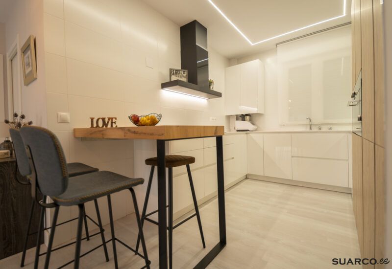 Cocina pequeña en forma de U. Cocinas Suarco
