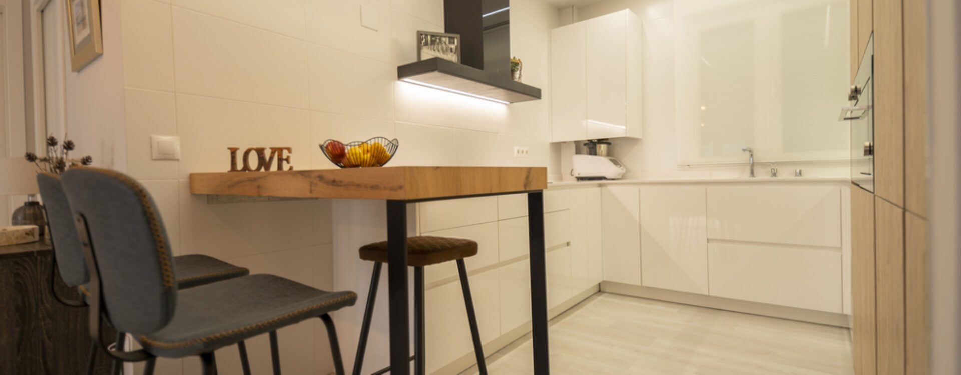 Cocina pequeña en forma de U. Cocinas Suarco