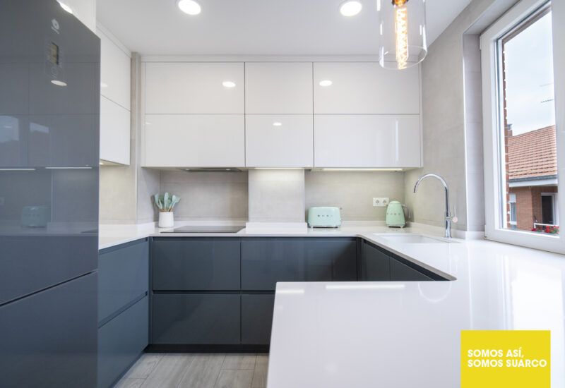 Cocina moderna en forma de U Suarco