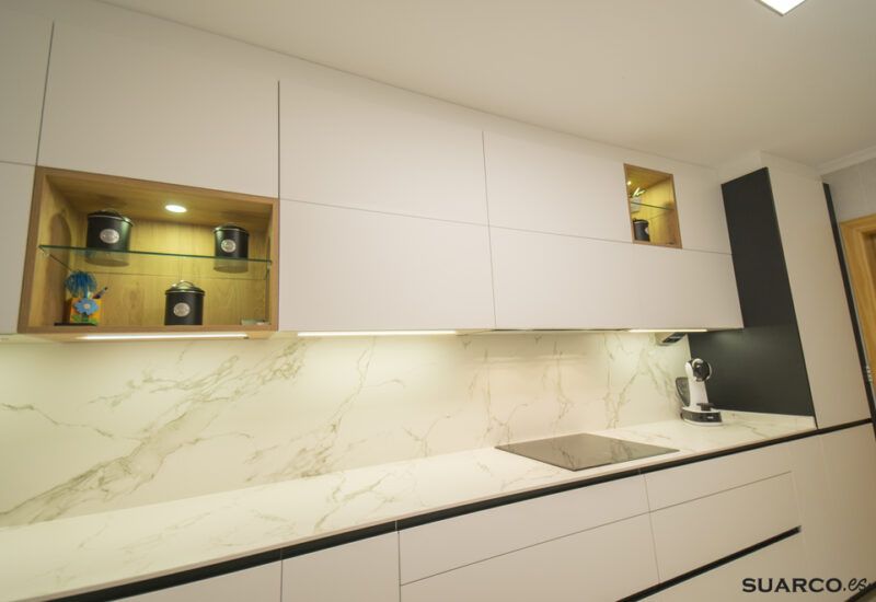 Cocina blanca en dos frentes. Cocinas Suarco