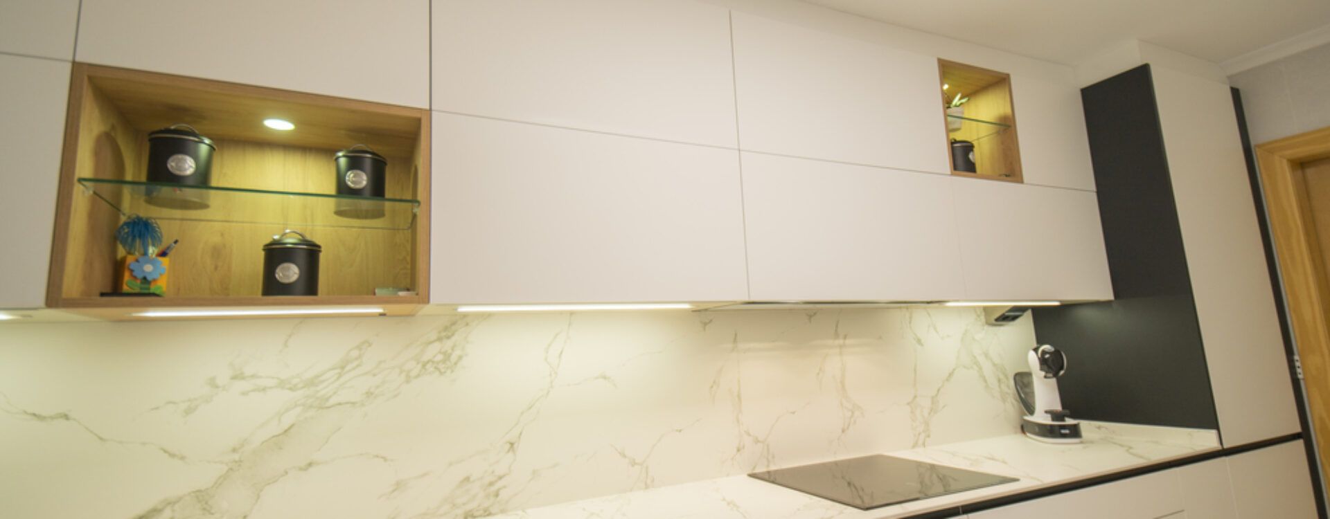 Cocina blanca en dos frentes. Cocinas Suarco