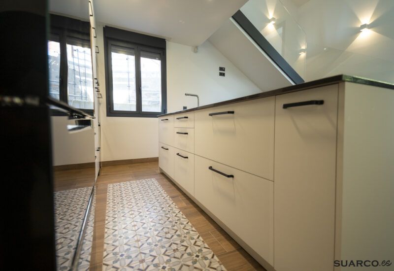 Cocina abierta al salón con isla. Cocinas Suarco