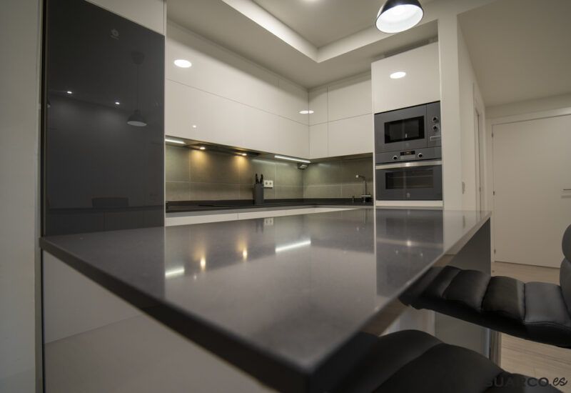 Cocina integrada al salón con isla Suarco