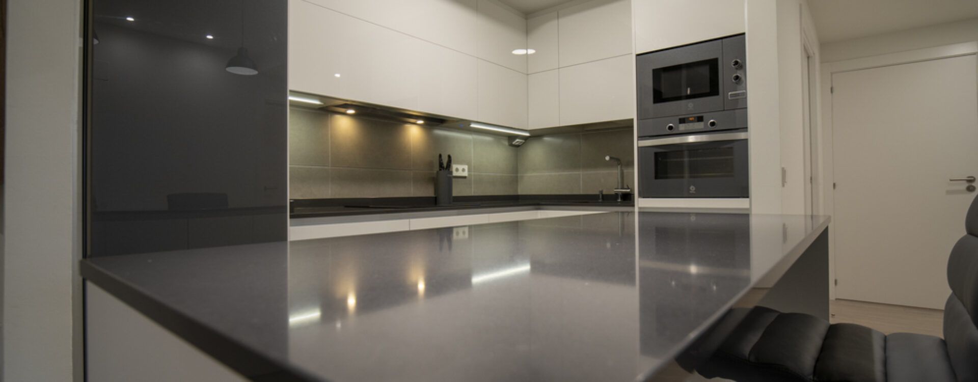 Cocina integrada al salón con isla Suarco