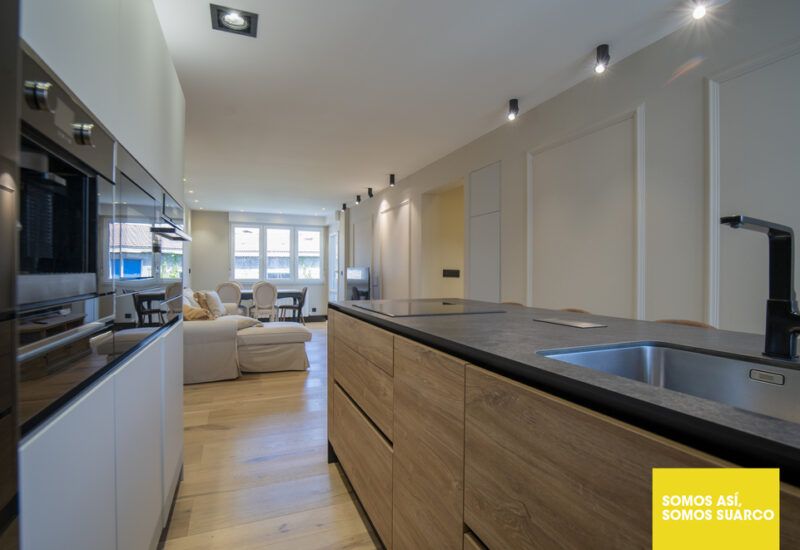 Cocina pequeña con isla Suarco