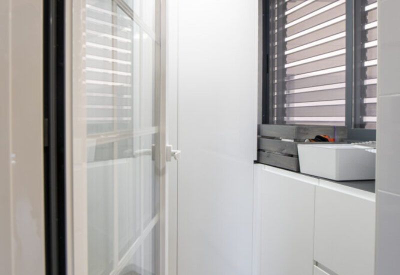 Cocina blanca en forma de U abierta al salón_ Cocinas Suarco