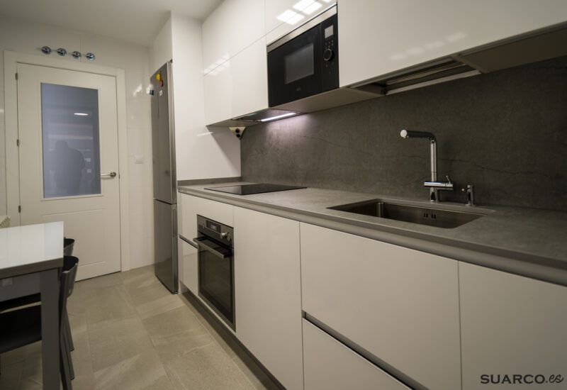 Cocina pequeña blanca. Cocinas Suarco