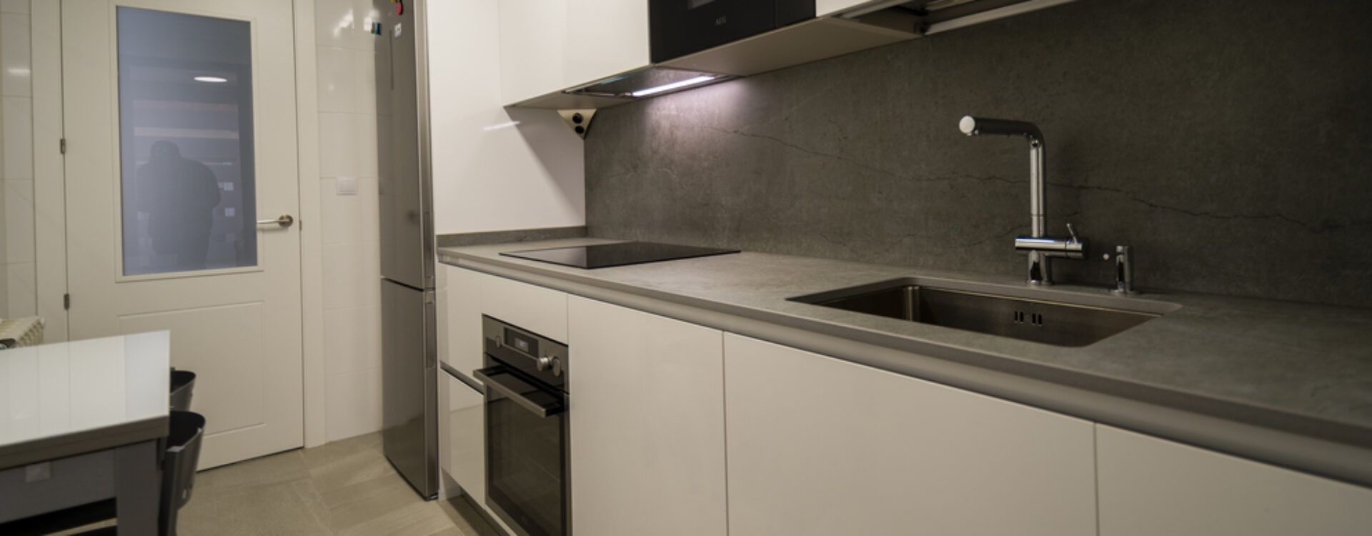 Cocina pequeña blanca. Cocinas Suarco