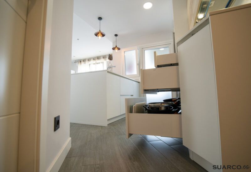 Cocina estilo nórdico abierta al salón. Cocinas Suarco