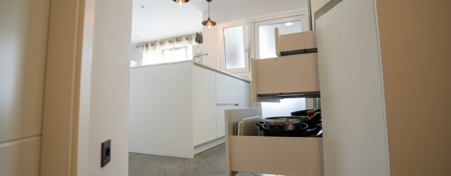 Cocina estilo nórdico abierta al salón. Cocinas Suarco