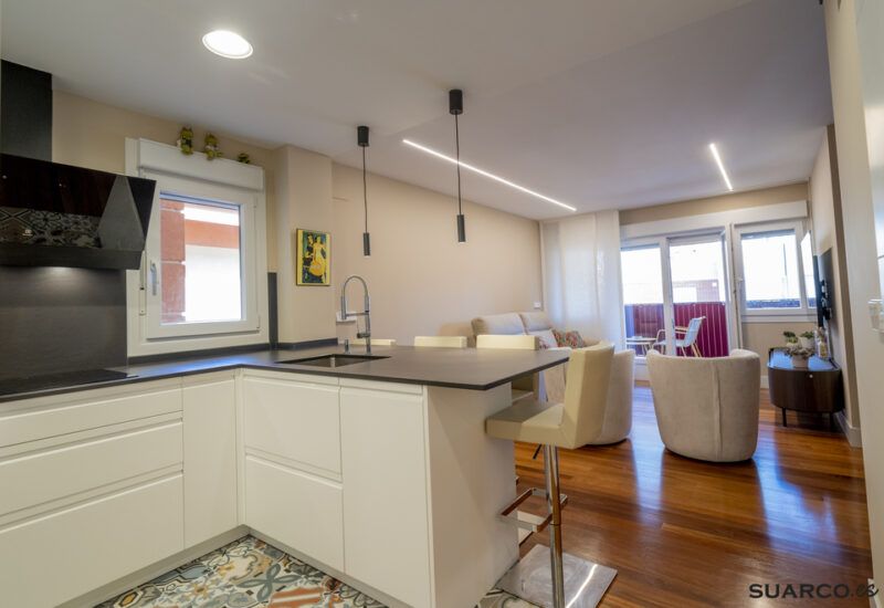 Reforma de cocina abierta al salón. Cocinas Suarco