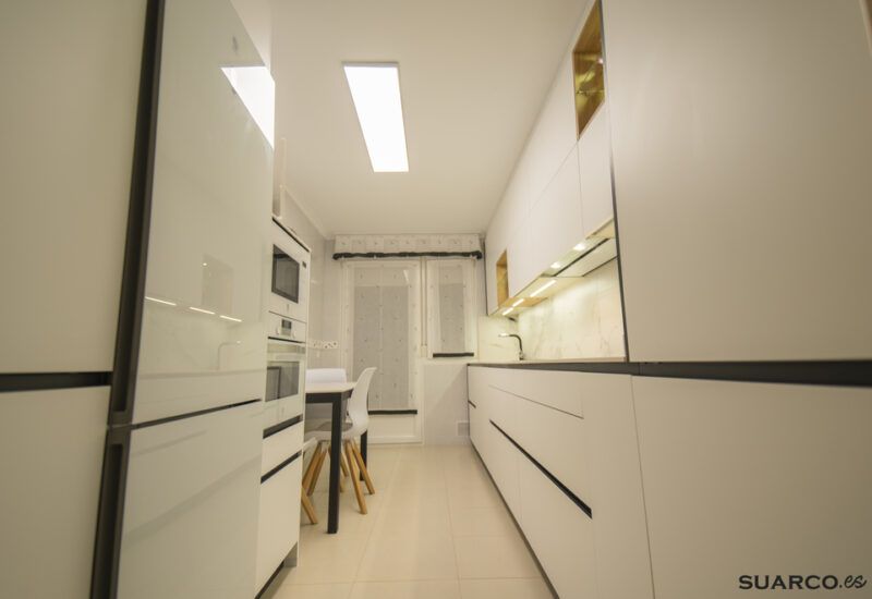 Cocina blanca en dos frentes. Cocinas Suarco