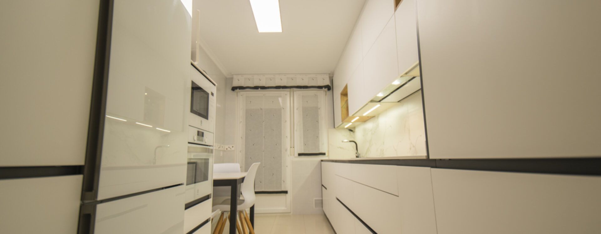 Cocina blanca en dos frentes. Cocinas Suarco