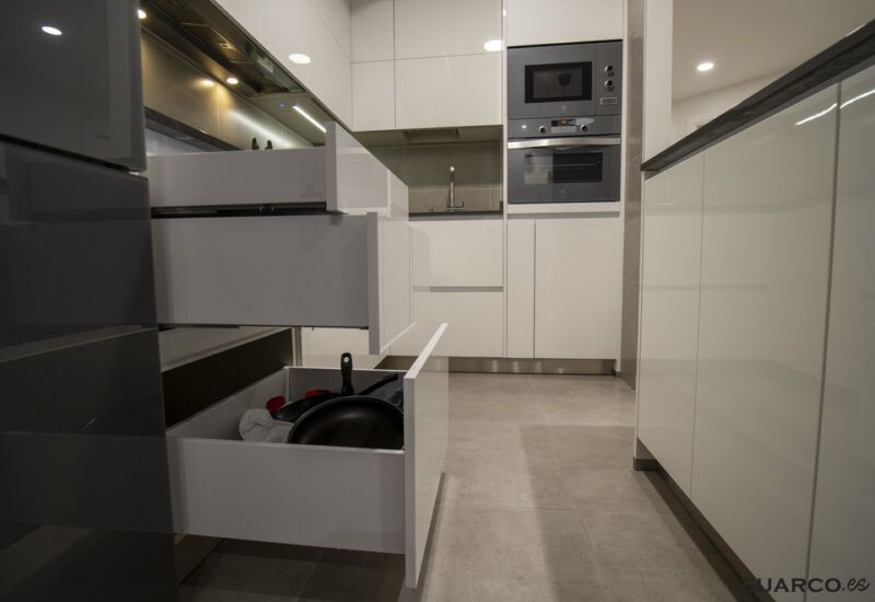 Cocina integrada al salón con isla Suarco