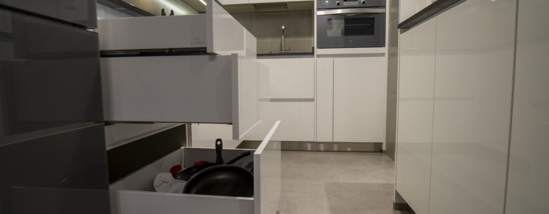 Cocina integrada al salón con isla Suarco