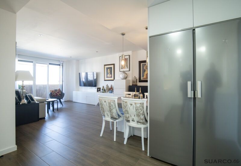 Cocina blanca en forma de U abierta al salón_ Cocinas Suarco