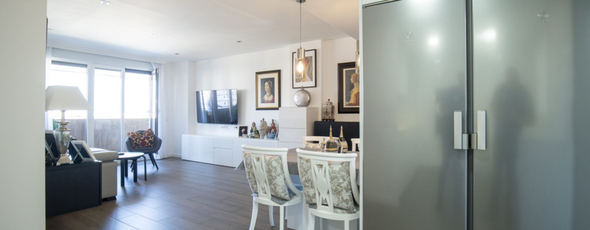 Cocina blanca en forma de U abierta al salón_ Cocinas Suarco