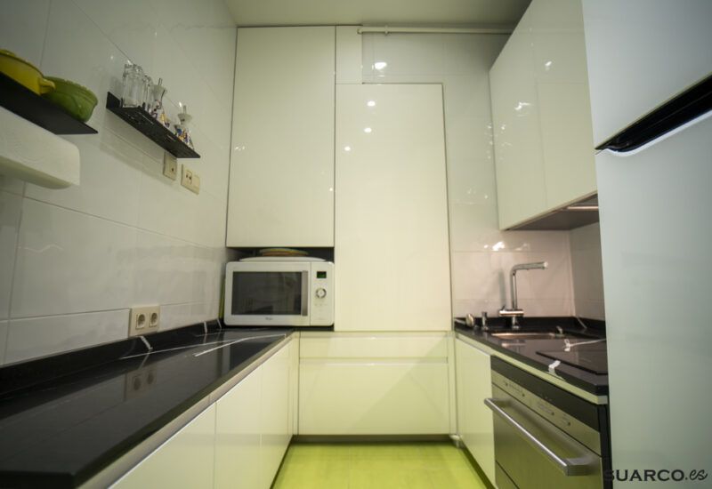 Cocina pequeña blanca. Cocinas Suarco